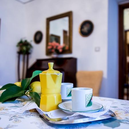 Il Giglio Rosso Apartment Наполи Стая снимка