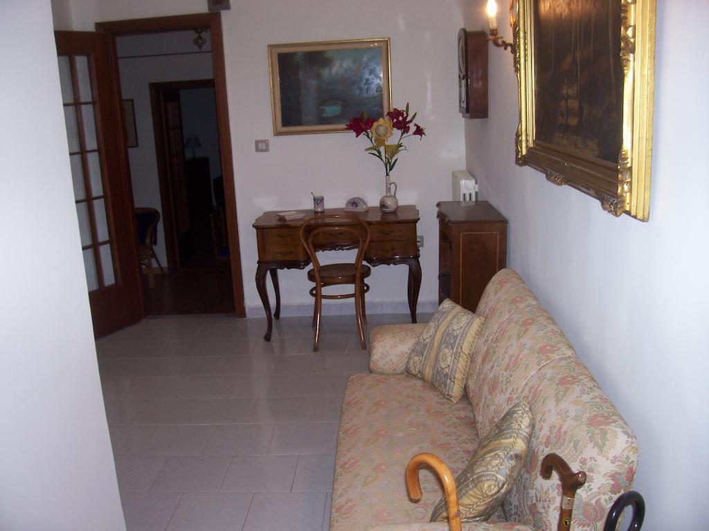 Il Giglio Rosso Apartment Наполи Стая снимка