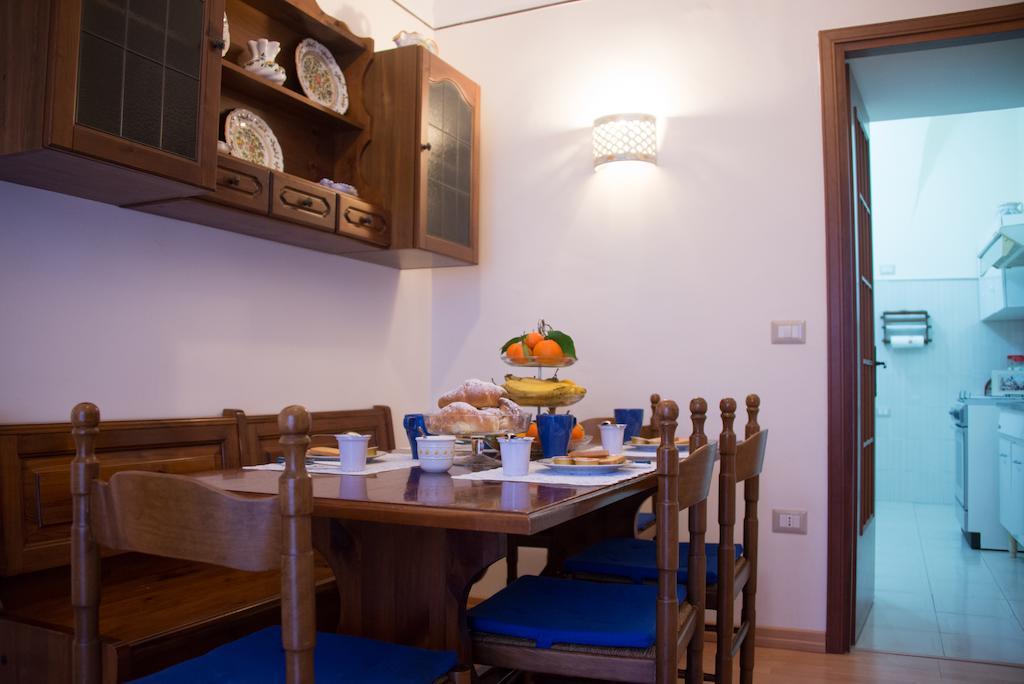 Il Giglio Rosso Apartment Наполи Стая снимка