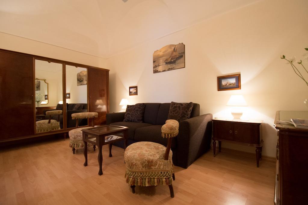 Il Giglio Rosso Apartment Наполи Стая снимка