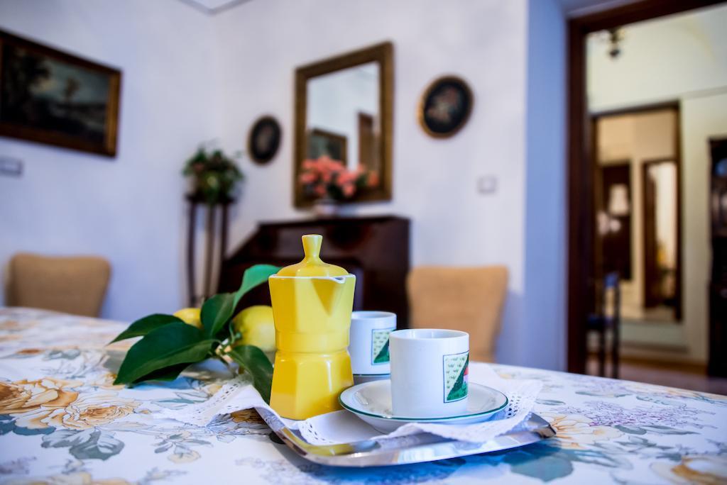 Il Giglio Rosso Apartment Наполи Стая снимка