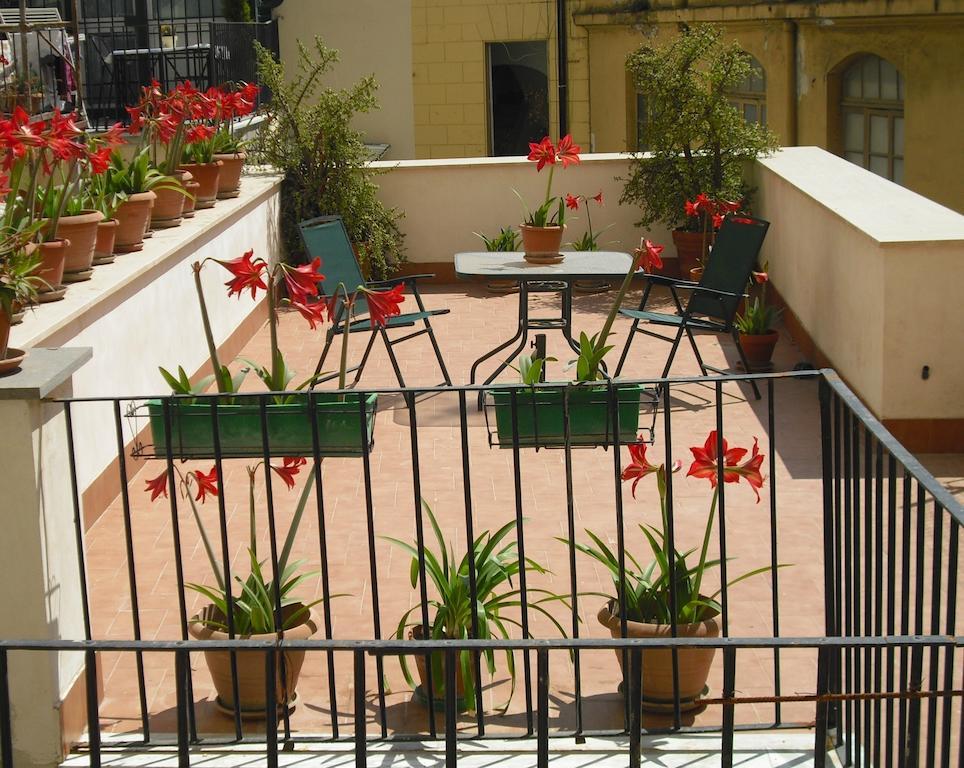 Il Giglio Rosso Apartment Наполи Стая снимка