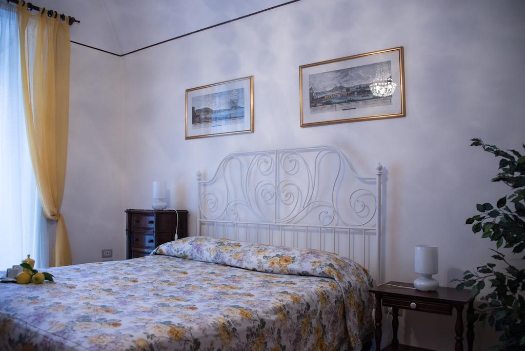 Il Giglio Rosso Apartment Наполи Стая снимка
